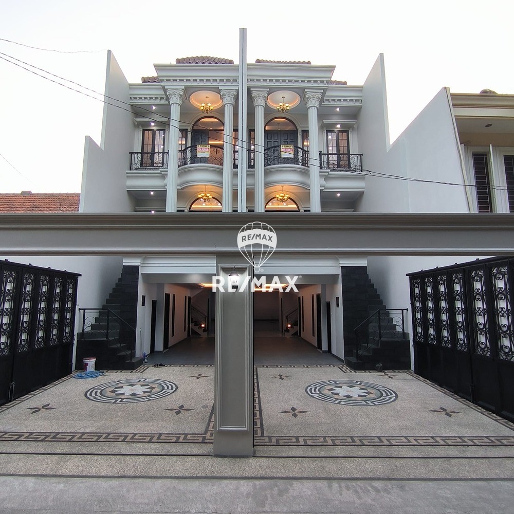 Rumah Classic 3 lantai Siap Huni di Jatipadang Harga miring