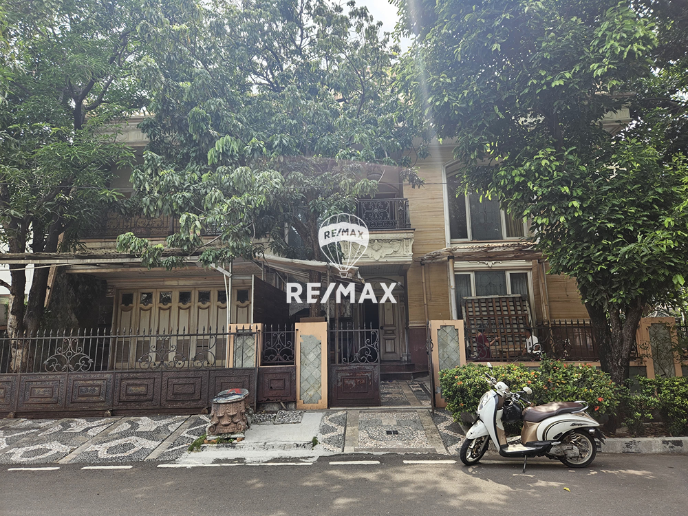 DIJUAL RUMAH TUA MEWAH 3 LANTAI HITUNG TANAH KAWASAN PULOMAS