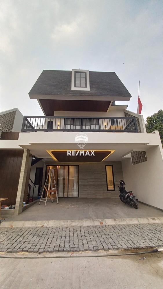 Townhouse 2 lantai di Jagakarsa design Eropa modern
